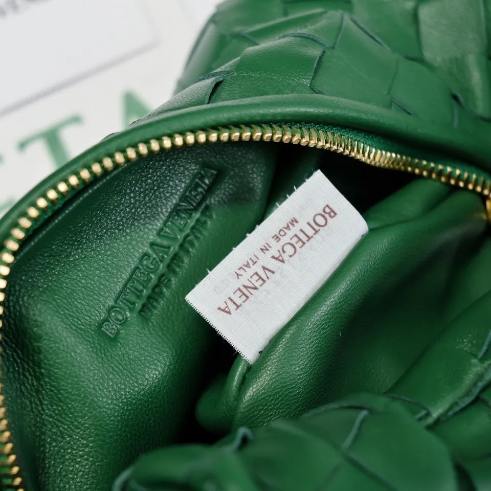 Batch 1120 BV Bottega Veneta's new early spring women's MINI JODIE handbag BV bag 🔥The new method is based on the original rounded corners, knotted with classic woven leather round hobo bag, The most iconic triangular pull-out design, using sheepskin draped soft shape, is super suitable for concave shapes~ Jodie feels really gentle to people, and is definitely the best item for daily matching. It has the same weave, new elements and twists, is compact and versatile, and is the new favorite of street style Internet celebrities! Dimensions: 23x28x8 Model: 6699-1